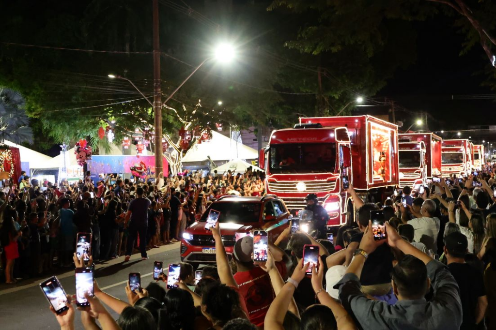 Caravana da Coca-Cola leva milhares de pessoas ao Natal Encantado Dourados Caravana da Coca-Cola leva milhares de pessoas ao Natal Encantado Dourados