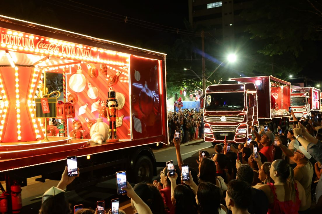 Caravana da Coca-Cola leva milhares de pessoas ao Natal Encantado Dourados Caravana da Coca-Cola leva milhares de pessoas ao Natal Encantado Dourados