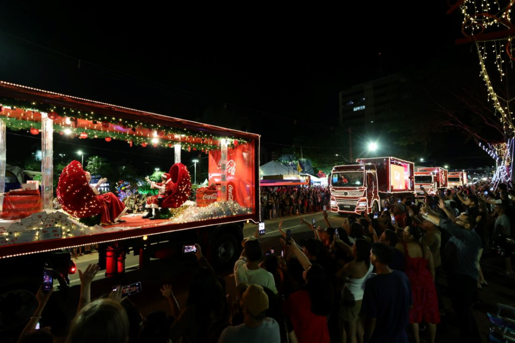 Caravana da Coca-Cola leva milhares de pessoas ao Natal Encantado Dourados Caravana da Coca-Cola leva milhares de pessoas ao Natal Encantado Dourados