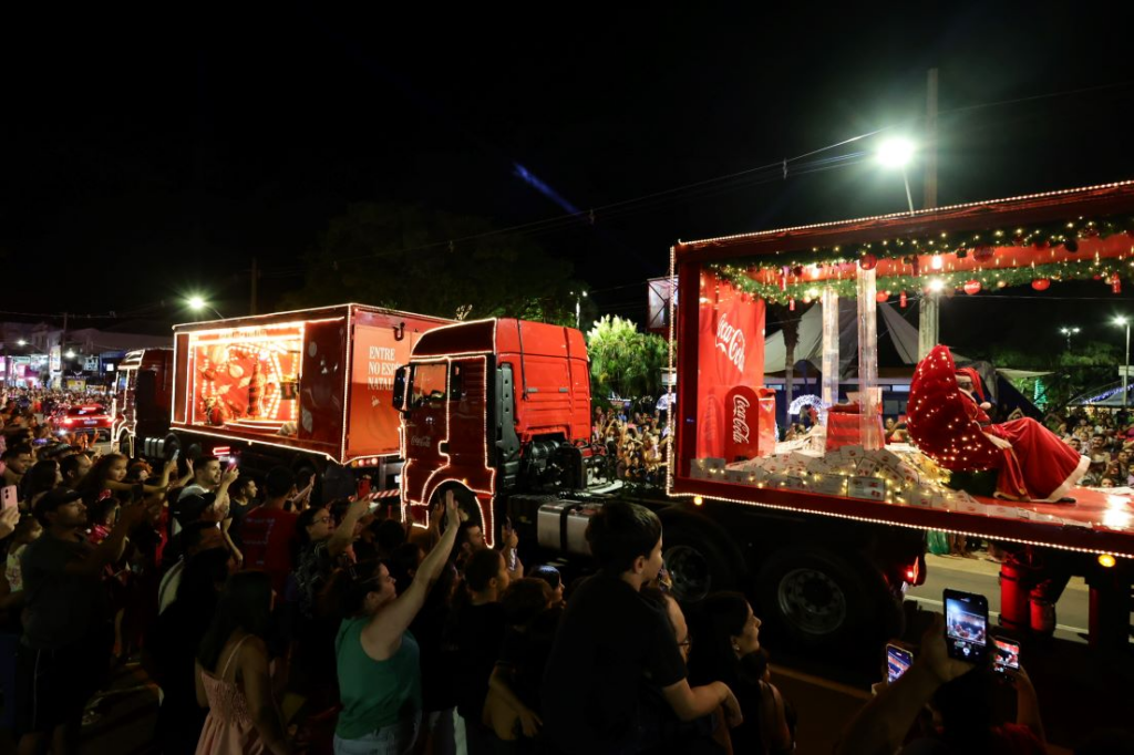 Caravana da Coca-Cola leva milhares de pessoas ao Natal Encantado Dourados Caravana da Coca-Cola leva milhares de pessoas ao Natal Encantado Dourados