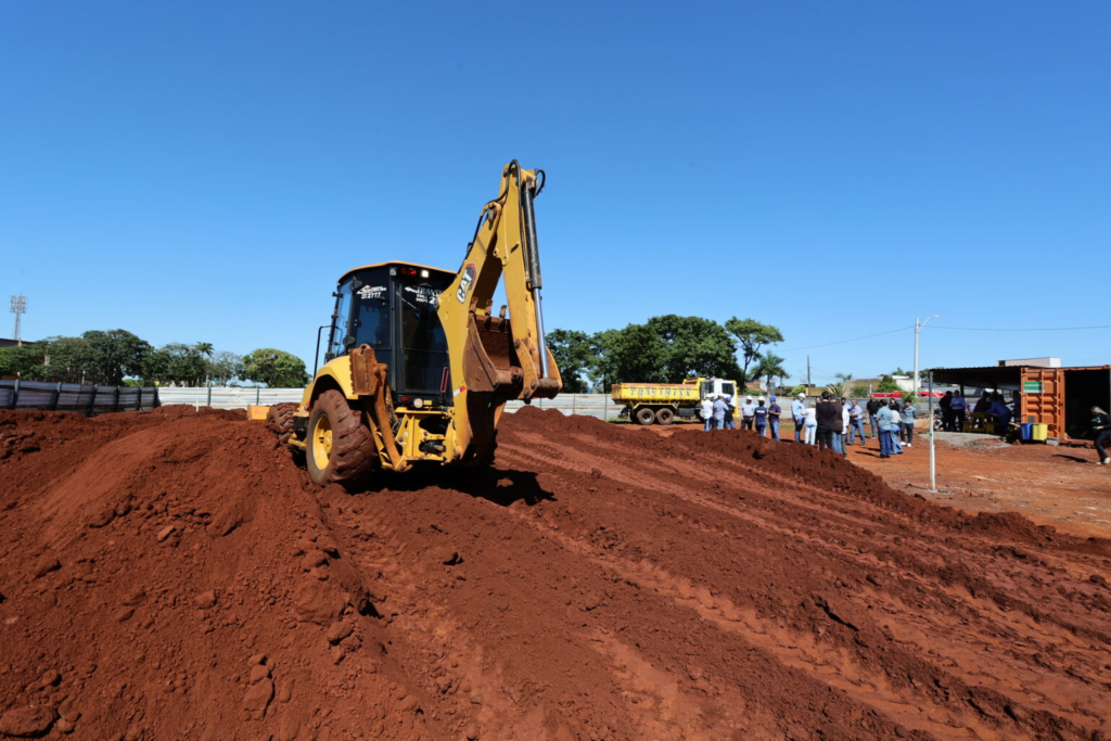 No início das obras da sede do Samu, prefeito cobra mais compromisso do Estado e da União com a saúde 