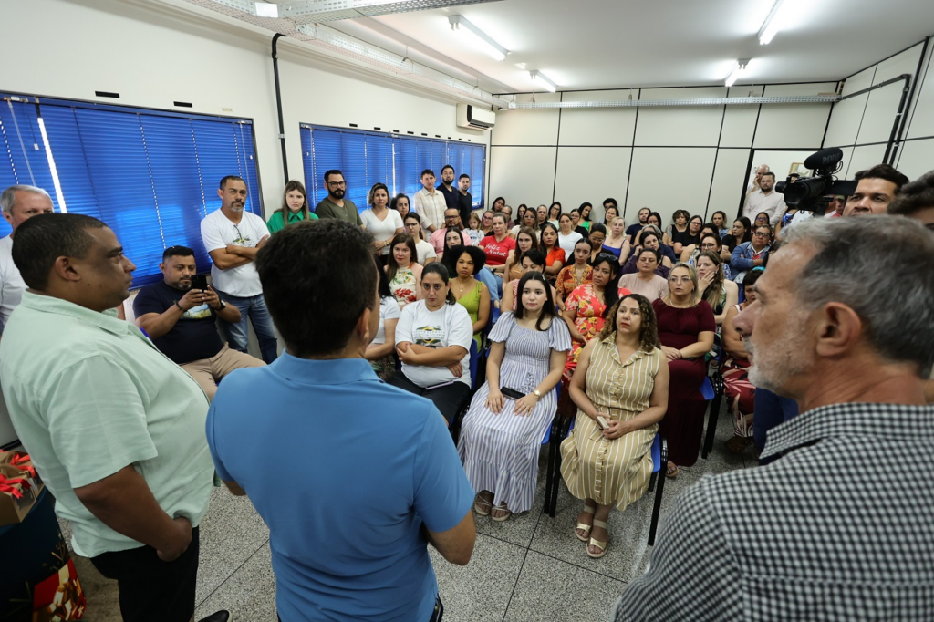 Em reunião com servidores da Educação, prefeito agradece empenho da equipe
