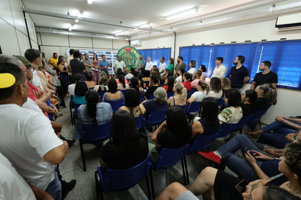 Em reunião com servidores da Educação, prefeito agradece empenho da equipe