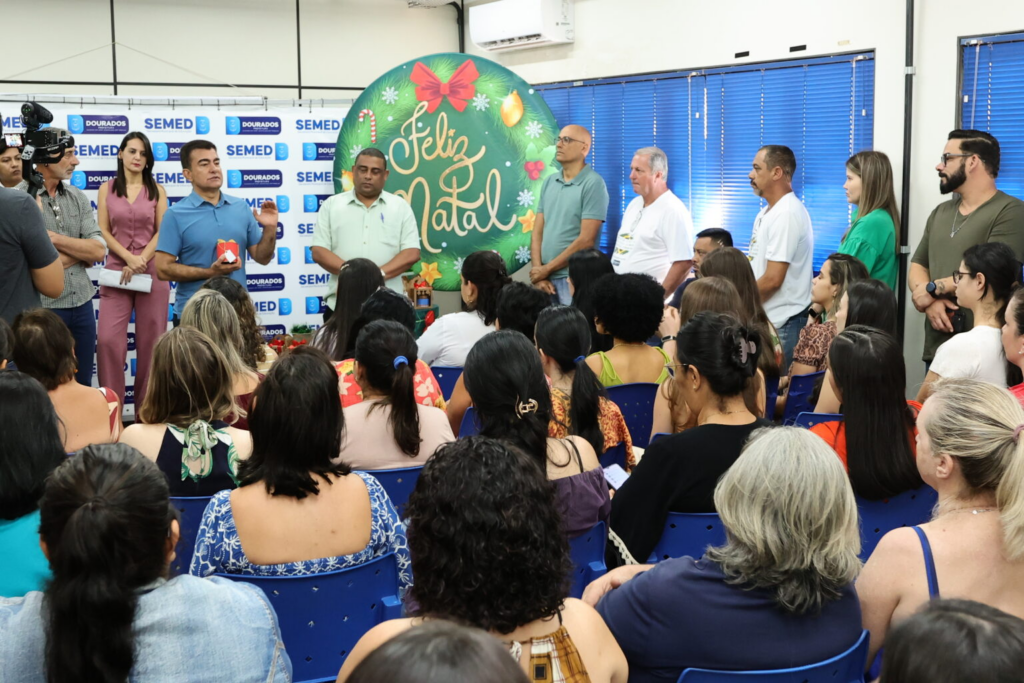 Em reunião com servidores da Educação, prefeito agradece empenho da equipe