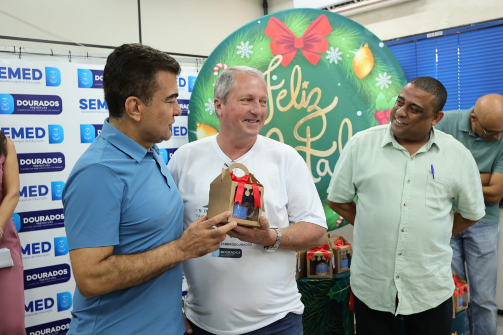 Em reunião com servidores da Educação, prefeito agradece empenho da equipe