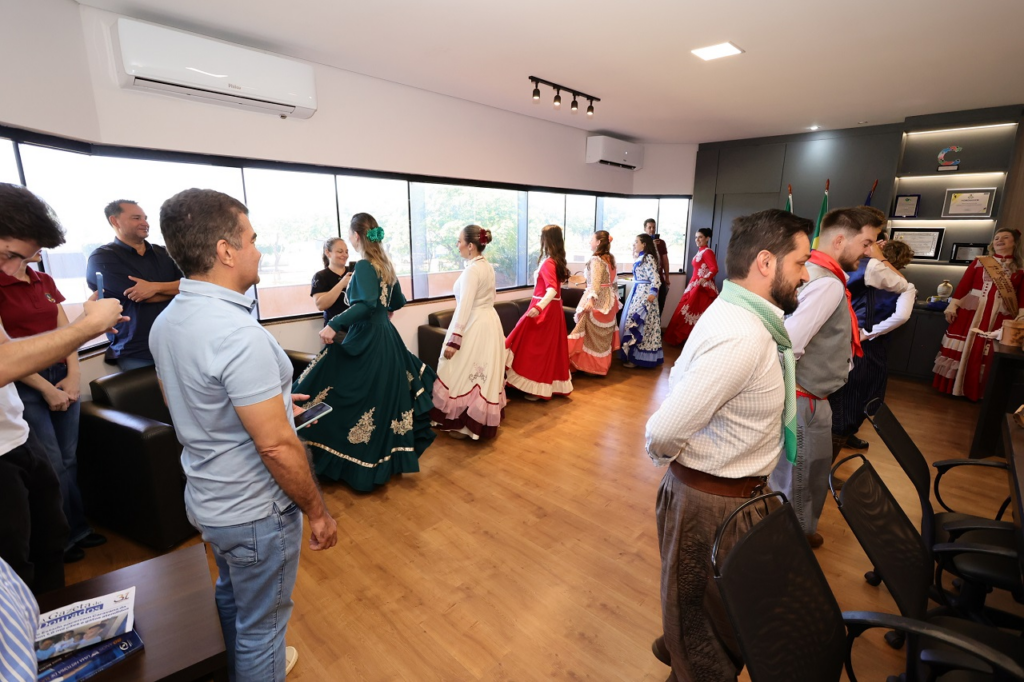 Prefeito recebe integrantes do CTG após destaque no Fegams e destaca conquistas