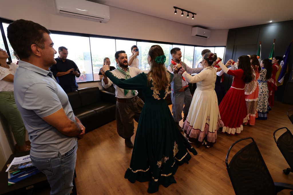 Prefeito recebe integrantes do CTG após destaque no Fegams e destaca conquistas