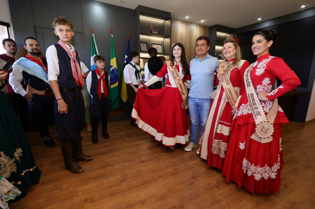 Prefeito recebe integrantes do CTG após destaque no Fegams e destaca conquistas