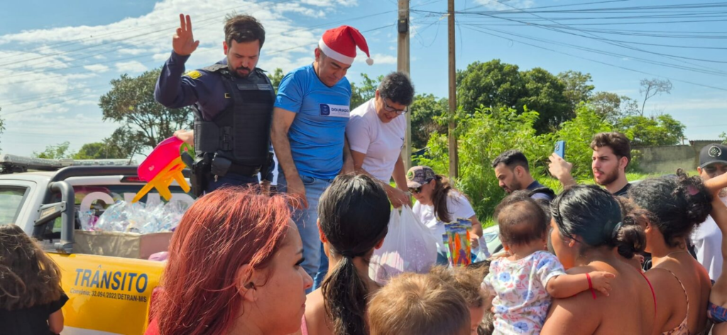 Guarda Municipal e prefeito entregam brinquedos da campanha “Sorrisos de Natal” Guarda Municipal e prefeito entregam brinquedos da campanha “Sorrisos de Natal”