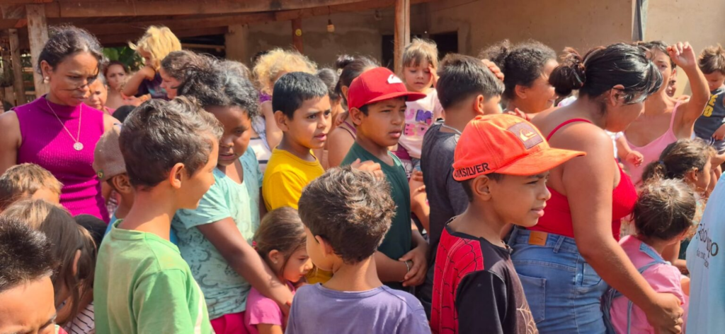 Guarda Municipal e prefeito entregam brinquedos da campanha “Sorrisos de Natal” Guarda Municipal e prefeito entregam brinquedos da campanha “Sorrisos de Natal”