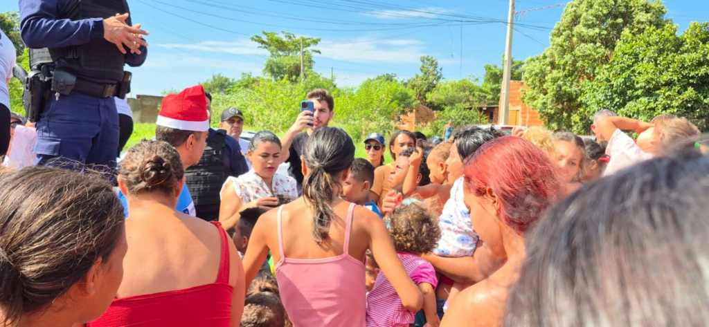 Guarda Municipal e prefeito entregam brinquedos da campanha “Sorrisos de Natal” Guarda Municipal e prefeito entregam brinquedos da campanha “Sorrisos de Natal”