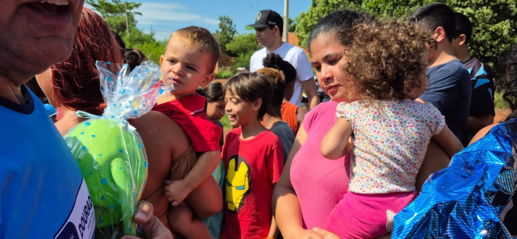 Guarda Municipal e prefeito entregam brinquedos da campanha “Sorrisos de Natal” Guarda Municipal e prefeito entregam brinquedos da campanha “Sorrisos de Natal”