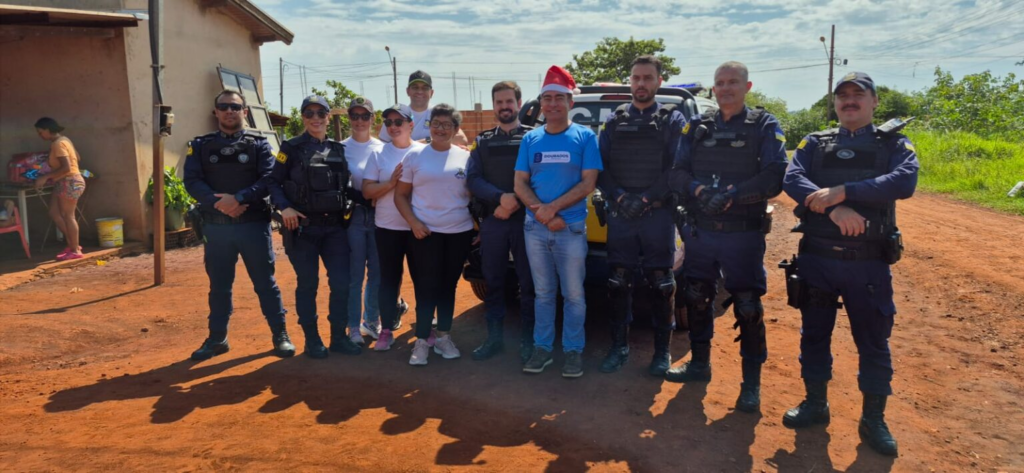 Guarda Municipal e prefeito entregam brinquedos da campanha “Sorrisos de Natal” Guarda Municipal e prefeito entregam brinquedos da campanha “Sorrisos de Natal”