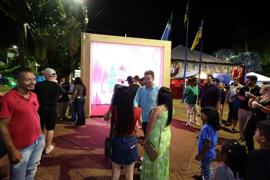 Famílias transformam “Natal Encantado Dourados” em local de confraternização Famílias transformam “Natal Encantado Dourados” em local de confraternização