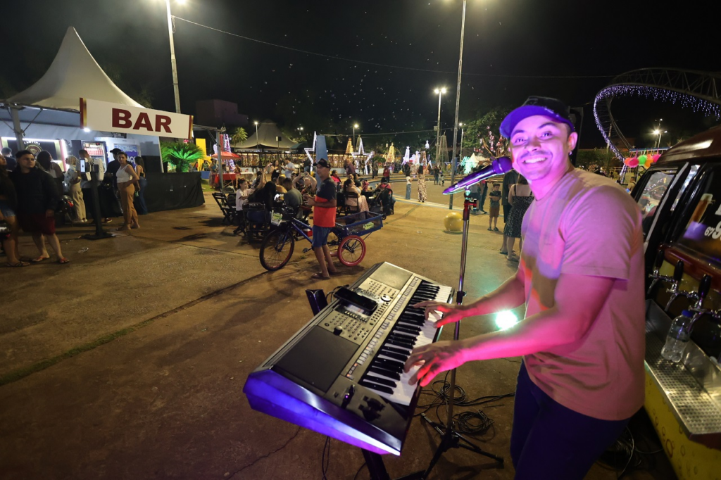 Famílias transformam “Natal Encantado Dourados” em local de confraternização Famílias transformam “Natal Encantado Dourados” em local de confraternização