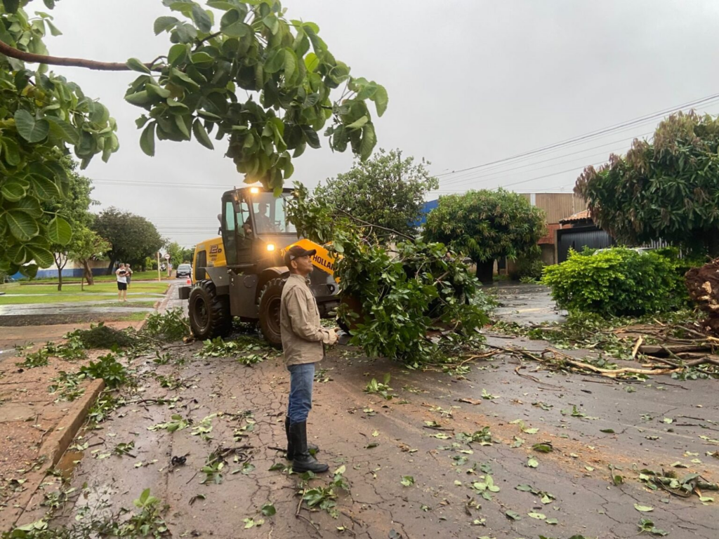 Prefeitura e Defesa Civil atuam para reduzir impactos do temporal em Dourados Prefeitura e Defesa Civil atuam para reduzir impactos do temporal em Dourados