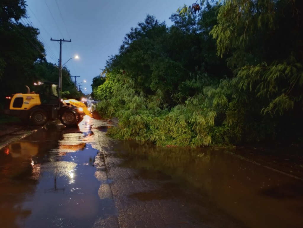 Prefeitura e Defesa Civil atuam para reduzir impactos do temporal em Dourados Prefeitura e Defesa Civil atuam para reduzir impactos do temporal em Dourados