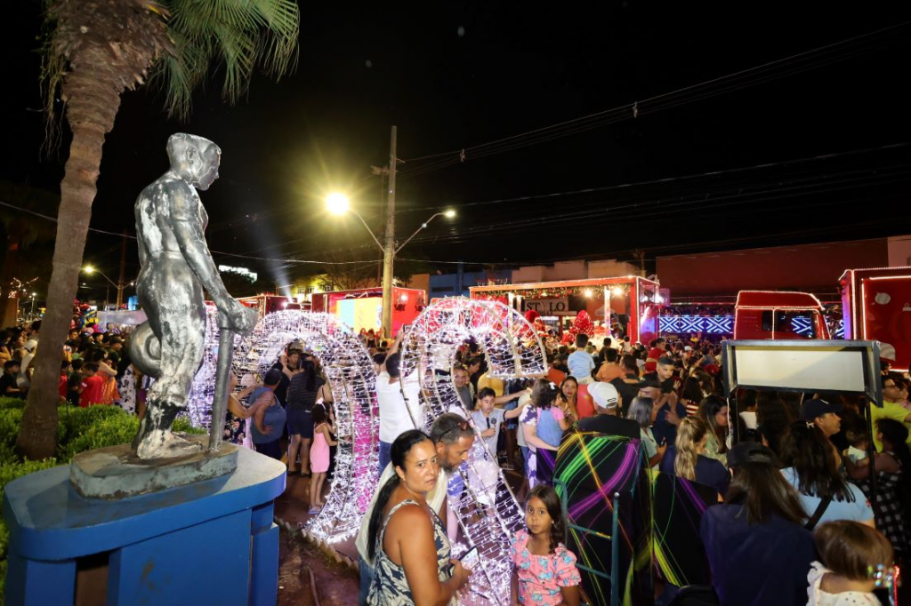 Caravana da Coca-Cola leva milhares de pessoas ao Natal Encantado Dourados Caravana da Coca-Cola leva milhares de pessoas ao Natal Encantado Dourados