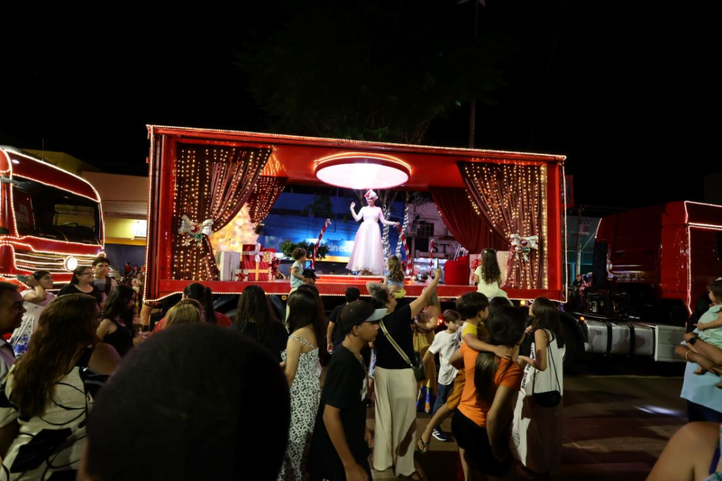 Caravana da Coca-Cola leva milhares de pessoas ao Natal Encantado Dourados Caravana da Coca-Cola leva milhares de pessoas ao Natal Encantado Dourados