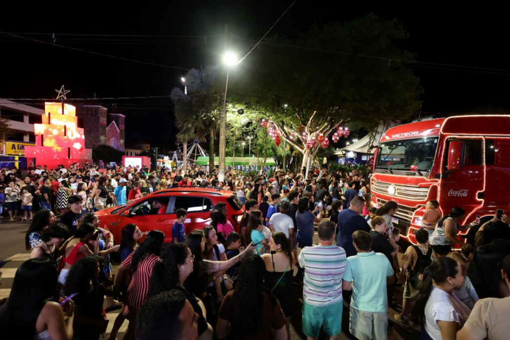 Caravana da Coca-Cola leva milhares de pessoas ao Natal Encantado Dourados Caravana da Coca-Cola leva milhares de pessoas ao Natal Encantado Dourados