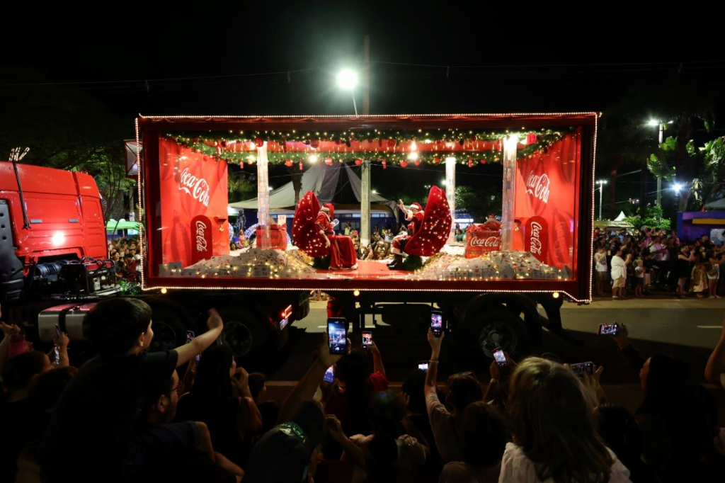 Caravana da Coca-Cola leva milhares de pessoas ao Natal Encantado Dourados Caravana da Coca-Cola leva milhares de pessoas ao Natal Encantado Dourados