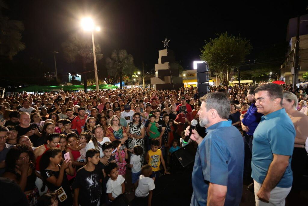 Abertura do ‘Natal Encantado’ atrai multidão e público elogia qualidade da decoração