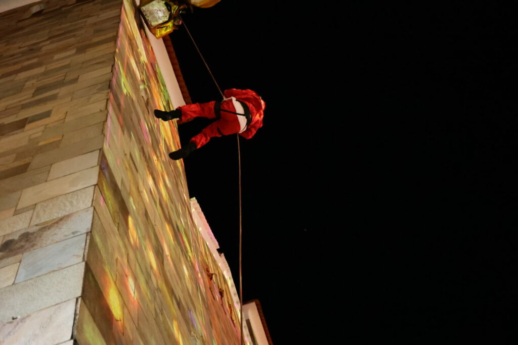 Abertura do ‘Natal Encantado’ atrai multidão e público elogia qualidade da decoração