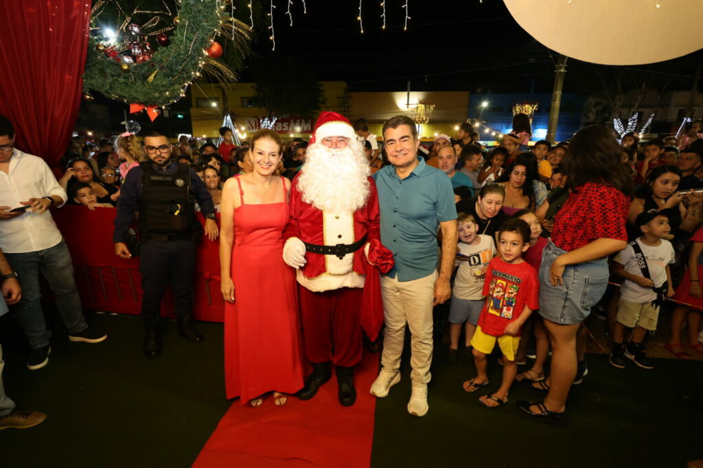 Abertura do ‘Natal Encantado’ atrai multidão e público elogia qualidade da decoração