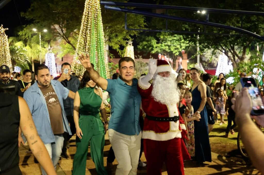 Abertura do ‘Natal Encantado’ atrai multidão e público elogia qualidade da decoração