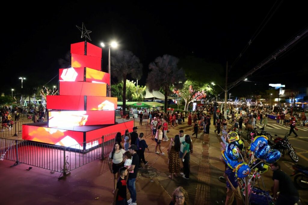 Abertura do ‘Natal Encantado’ atrai multidão e público elogia qualidade da decoração