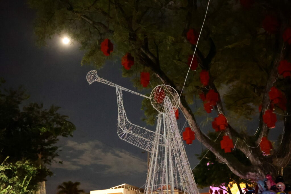 Abertura do ‘Natal Encantado’ atrai multidão e público elogia qualidade da decoração