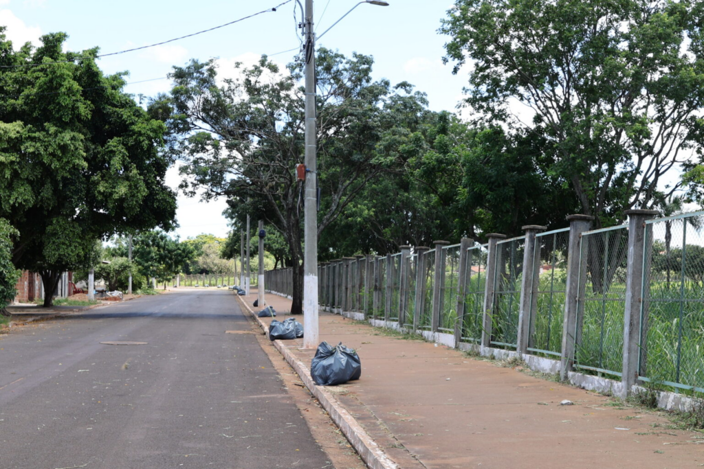 Força-tarefa da Prefeitura intensifica roçada e limpeza em postos de saúde, praças e canteiros