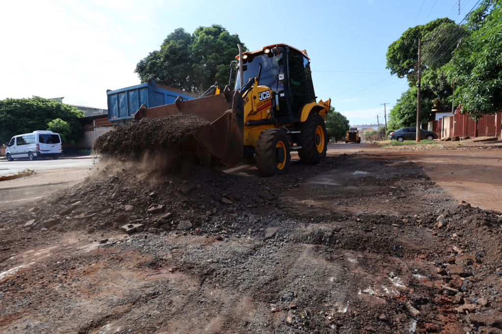 Prefeitura mantém seis frentes simultâneas de recuperação asfáltica em Dourados