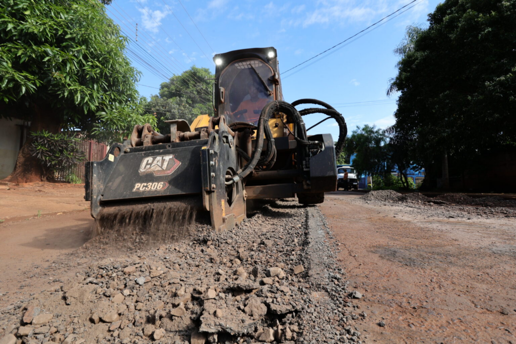 Prefeitura mantém seis frentes simultâneas de recuperação asfáltica em Dourados
