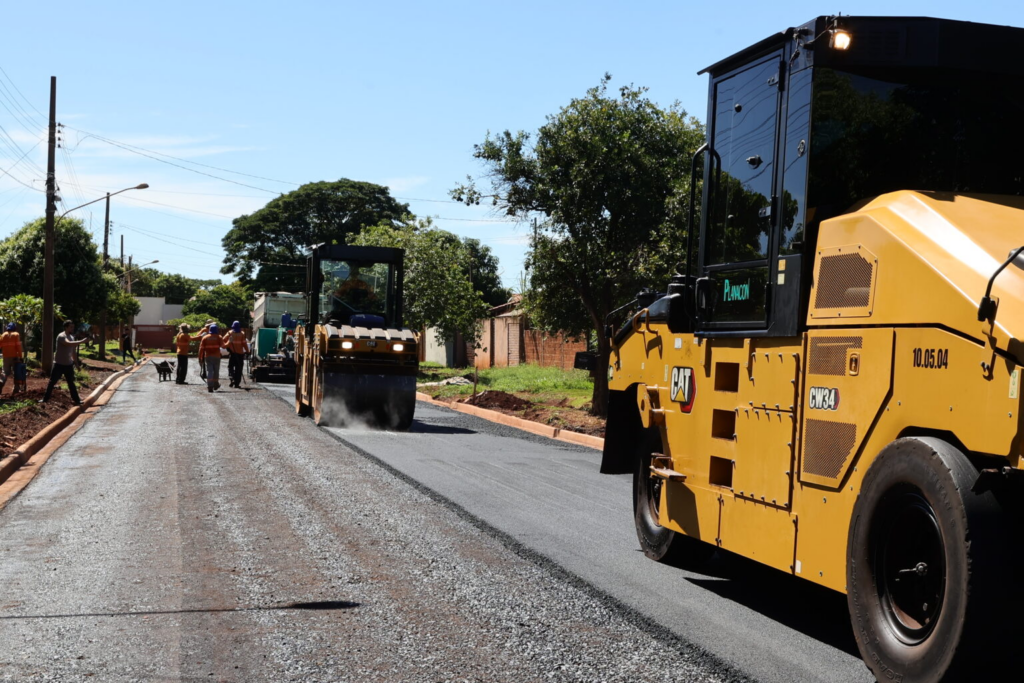 Prefeitura avança com pavimentação asfáltica no bairro Altos do Indaiá
