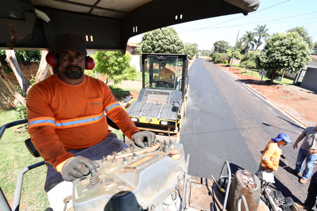 Prefeitura avança com pavimentação asfáltica no bairro Altos do Indaiá