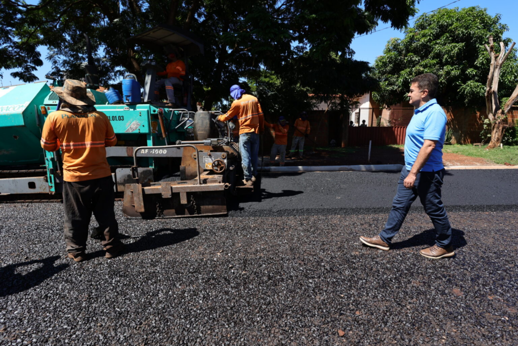 Prefeitura avança com pavimentação asfáltica no bairro Altos do Indaiá