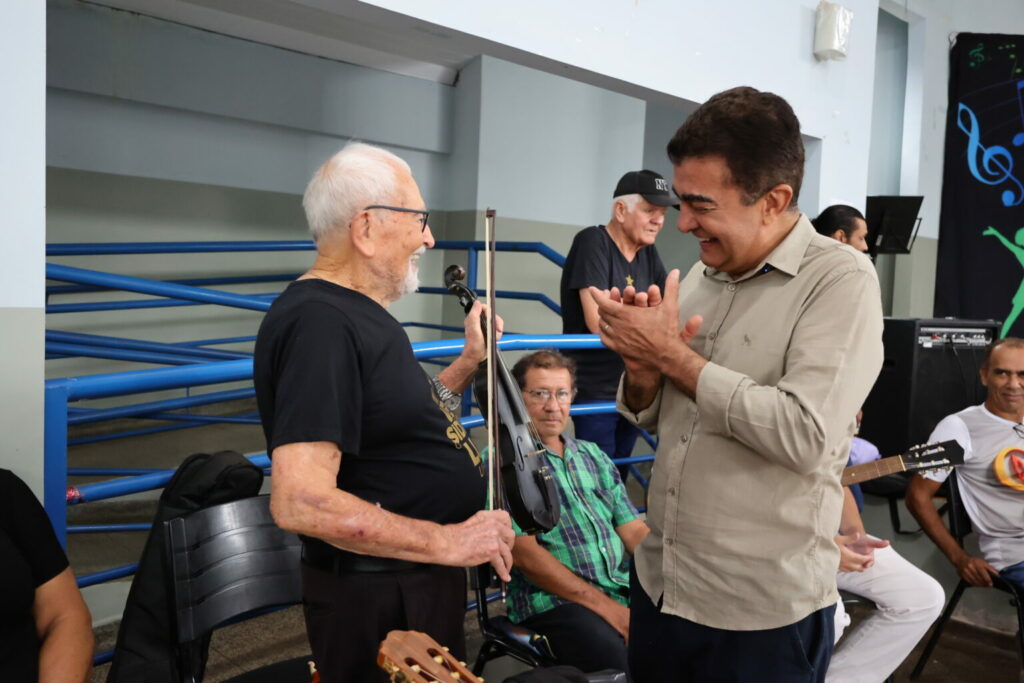 Prefeitura adere ao “Conectando Gerações” para fortalecer laços entre jovens e idosos Prefeitura adere ao “Conectando Gerações” para fortalecer laços entre jovens e idosos