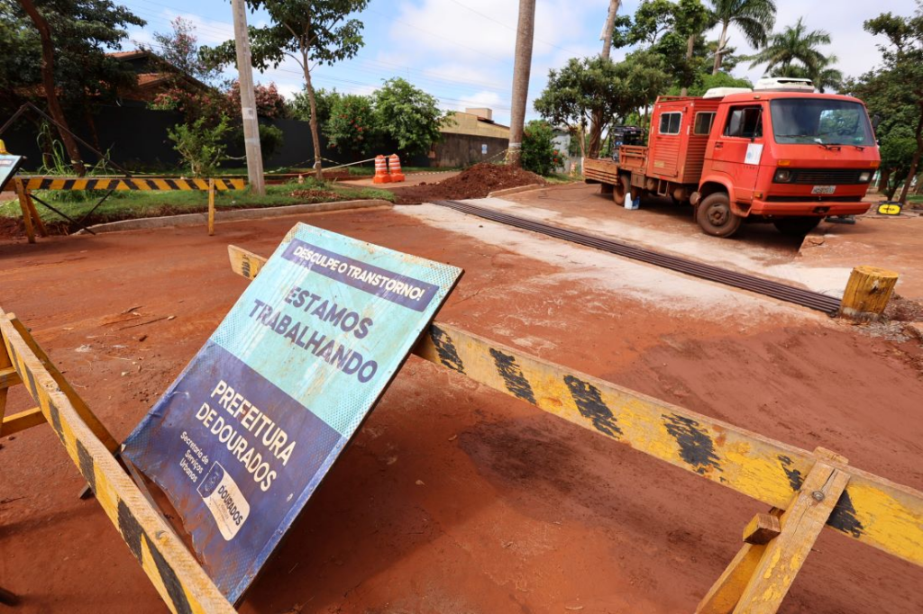 Em contato direto com a população, prefeito percorre bairros e vistoria serviços públicos