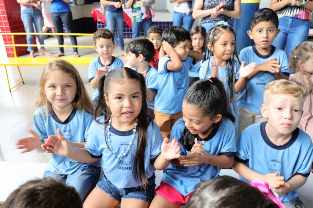Entrega de kits e uniformes no primeiro dia de aula emociona pais de estudantes