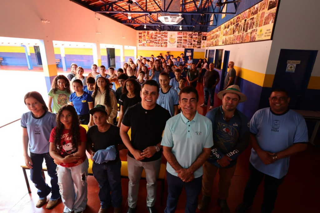 Entrega de kits e uniformes no primeiro dia de aula emociona pais de estudantes