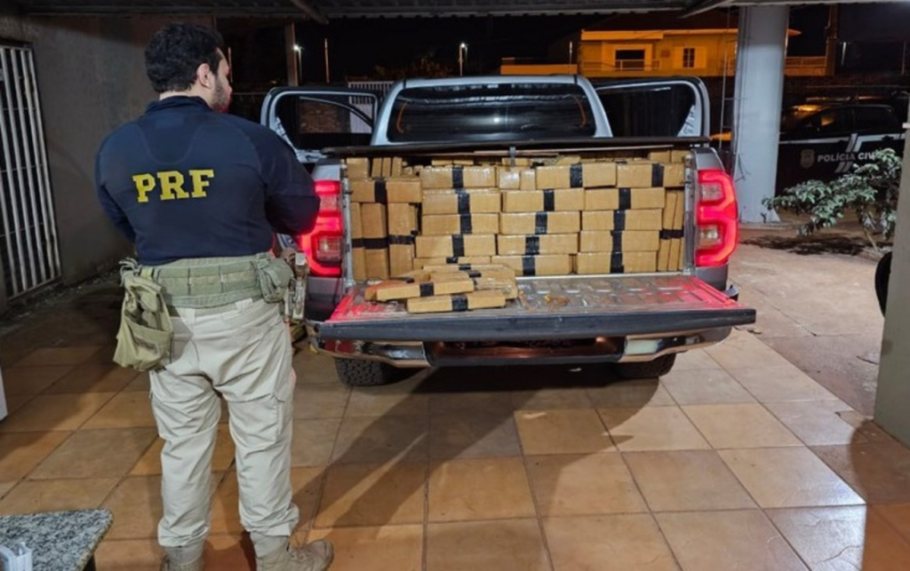 Condutor foge mas abandona Hilux carregada com mais de 2,5 toneladas de maconha Condutor foge mas abandona Hilux carregada com mais de 2,5 toneladas de maconha