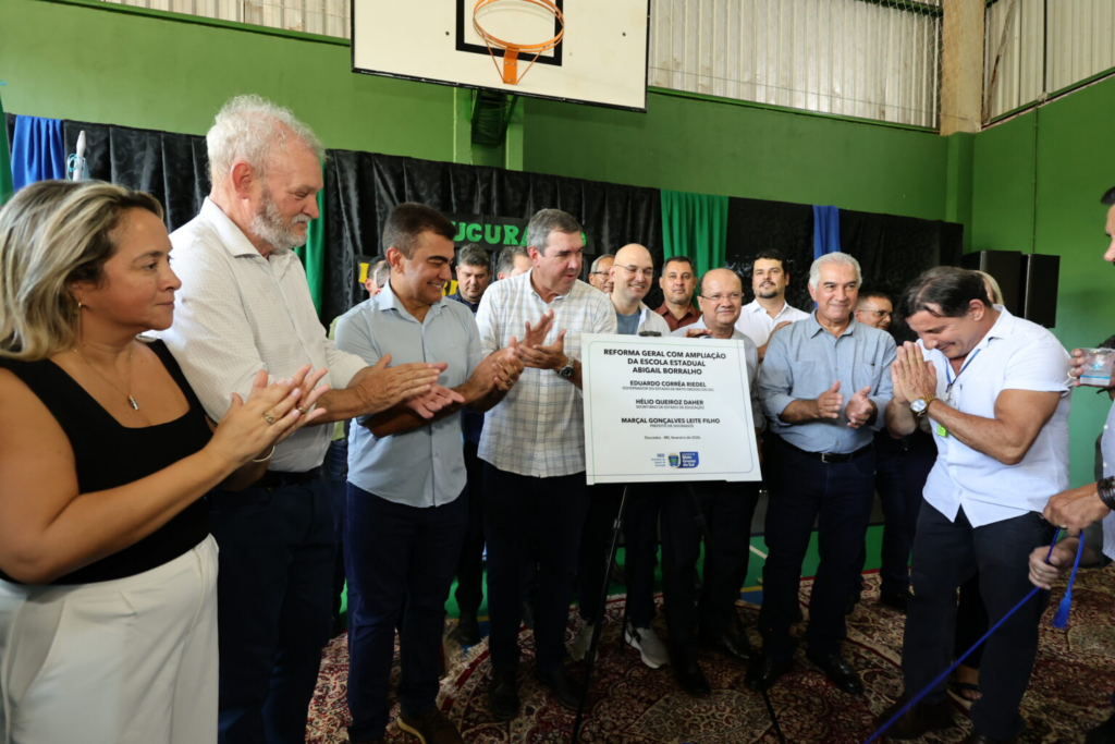 Prefeitura inicia obras de asfalto no Jardim Pelicano após 35 anos de espera Prefeitura inicia obras de asfalto no Jardim Pelicano após 35 anos de espera