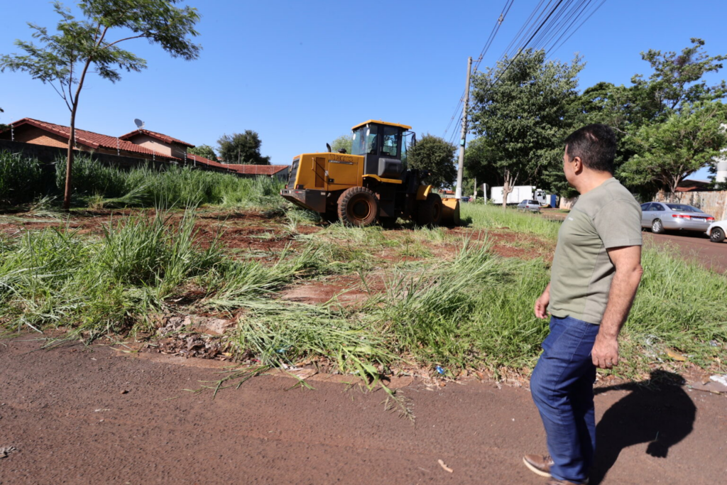 Prefeitura inicia limpeza de terrenos baldios após descumprimento de notificações 