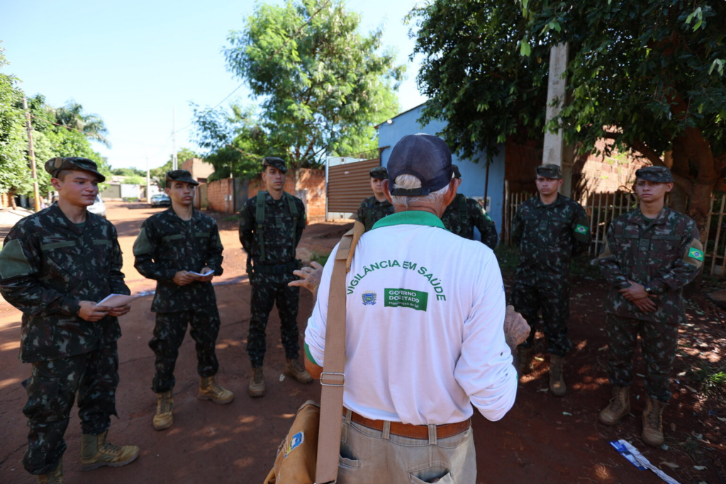 Mutirão contra chikungunya chega ao Parque do Lago II com limpeza e orientação à população Mutirão contra chikungunya chega ao Parque do Lago II com limpeza e orientação à população