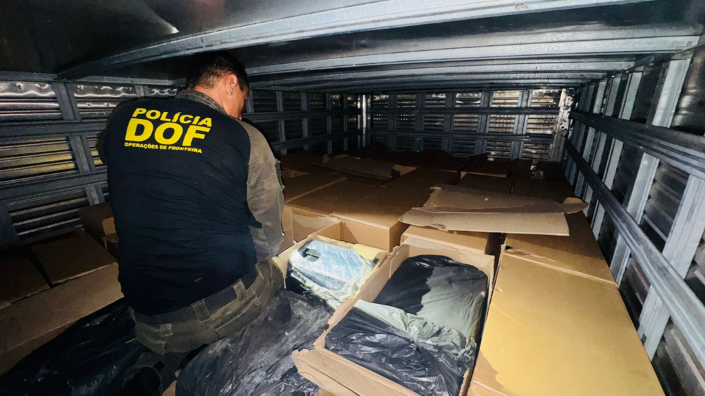 DOF apreende quase duas toneladas de maconha escondidas em carga de óleo de soja DOF apreende quase duas toneladas de maconha escondidas em carga de óleo de soja
