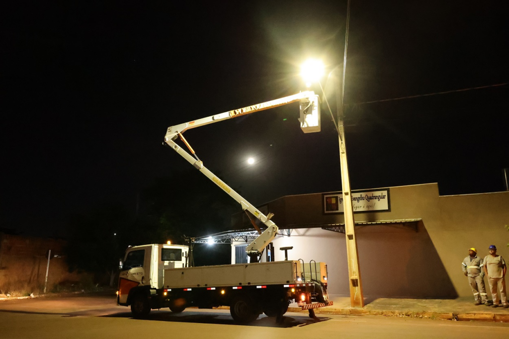 Prefeitura inicia processo de modernização da iluminação pública de Dourados Prefeitura inicia processo de modernização da iluminação pública de Dourados