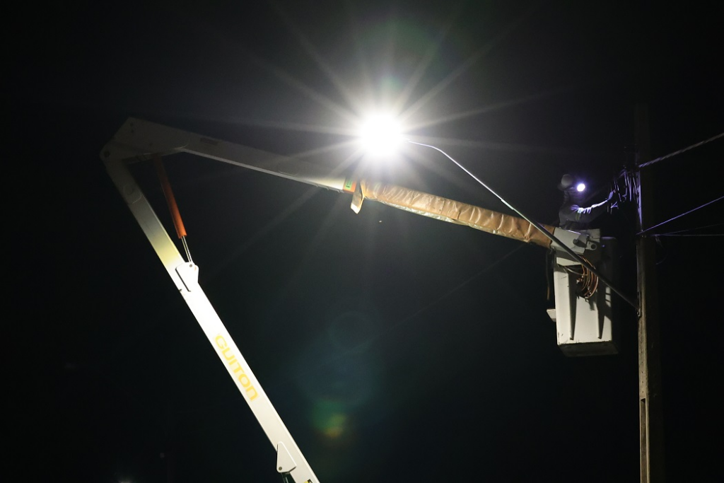 Prefeitura inicia processo de modernização da iluminação pública de Dourados Prefeitura inicia processo de modernização da iluminação pública de Dourados