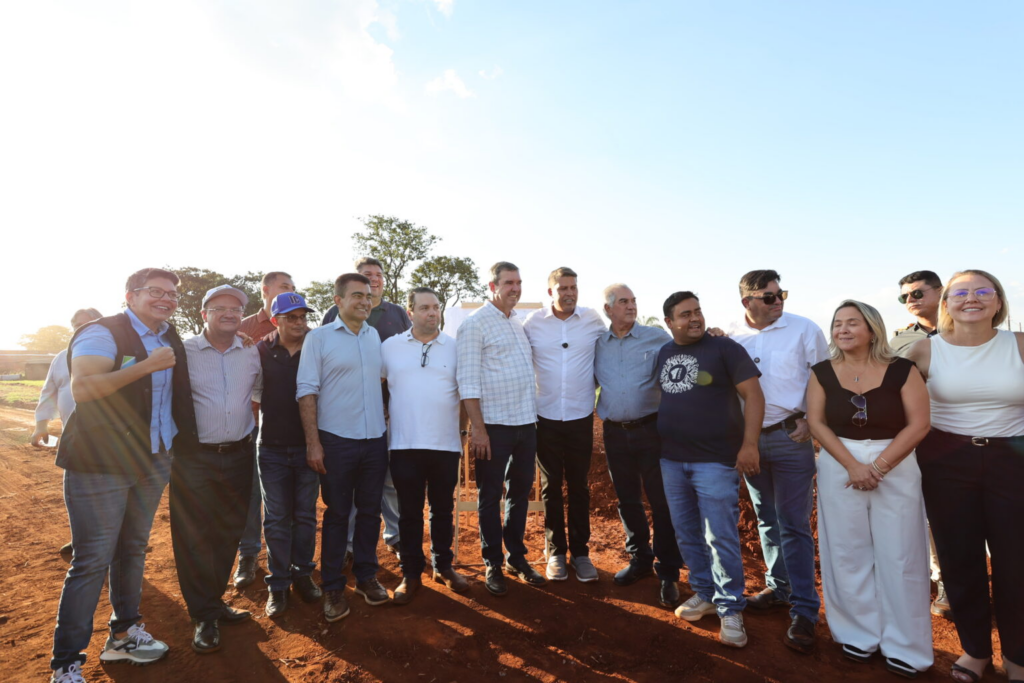 Prefeitura inicia obras de asfalto no Jardim Pelicano após 35 anos de espera Prefeitura inicia obras de asfalto no Jardim Pelicano após 35 anos de espera