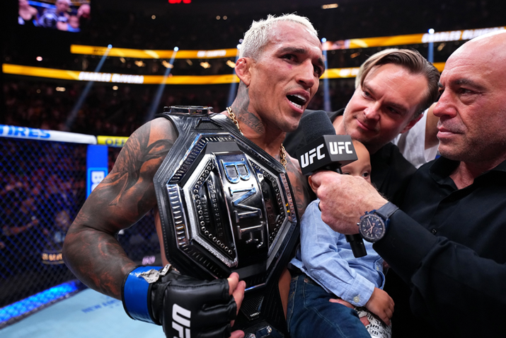 Charles do Bronx dá show e conquista cinturão BMF em "monólogo" contra Holloway Charles do Bronx dá show e conquista cinturão BMF em "monólogo" contra Holloway